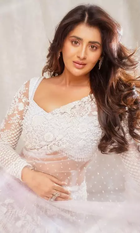 Rashi Singh’s Dreamy New Look Goes Viral on Social Media