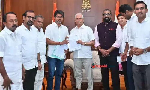 విజయ్  వెంట ఆంధ్ర వ్యాపారవేత్త, కన్నడ నిర్మాత.. సోషల్ మీడియాలో తీవ్ర దుమారం!