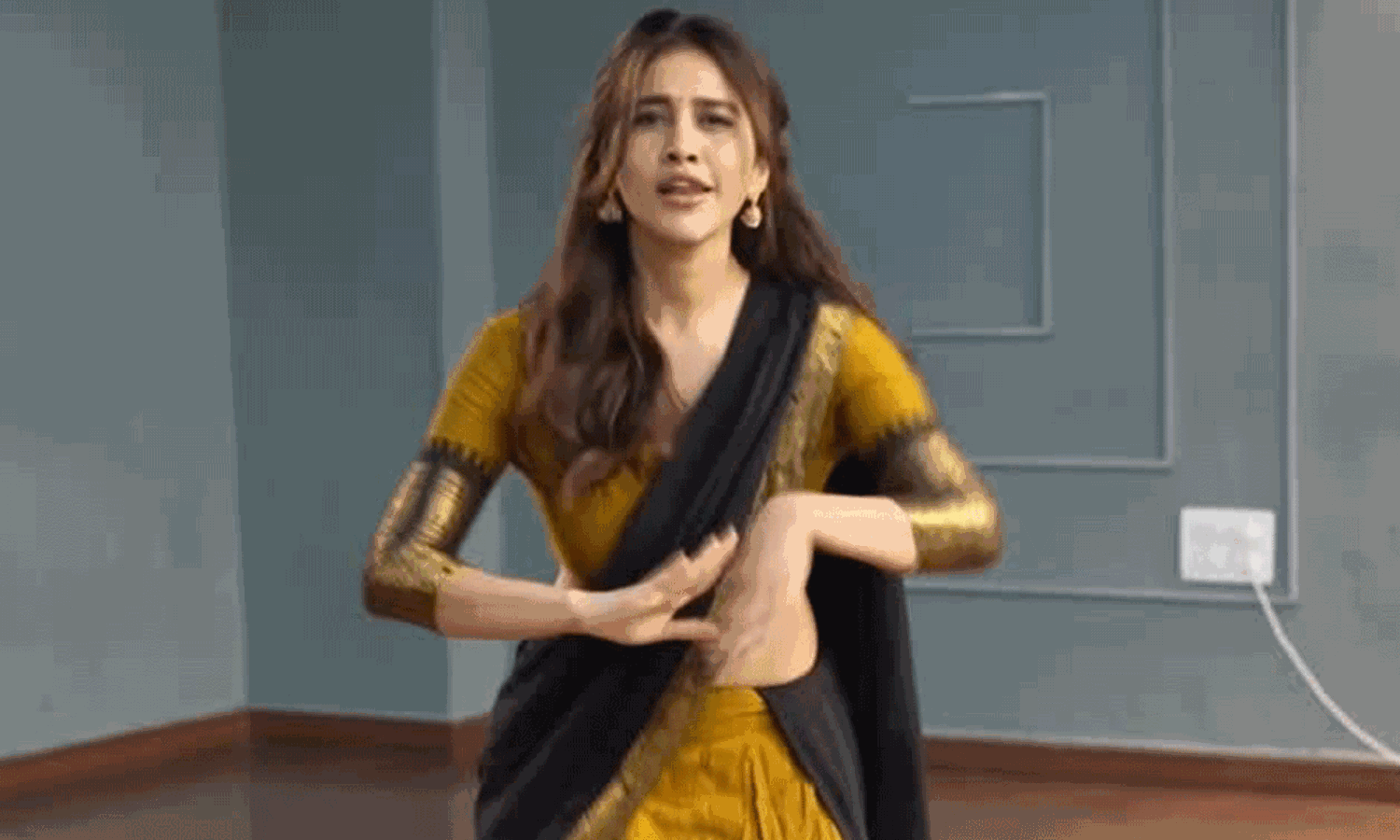 నభా నటేష్ హుక్ స్టెప్.. ప్రైజులు గెలిచేలా ఓ ఛాలెంజ్ నభా నటేష్ హుక్ స్టెప్.. ప్రైజులు గెలిచేలా ఓ ఛాలెంజ్