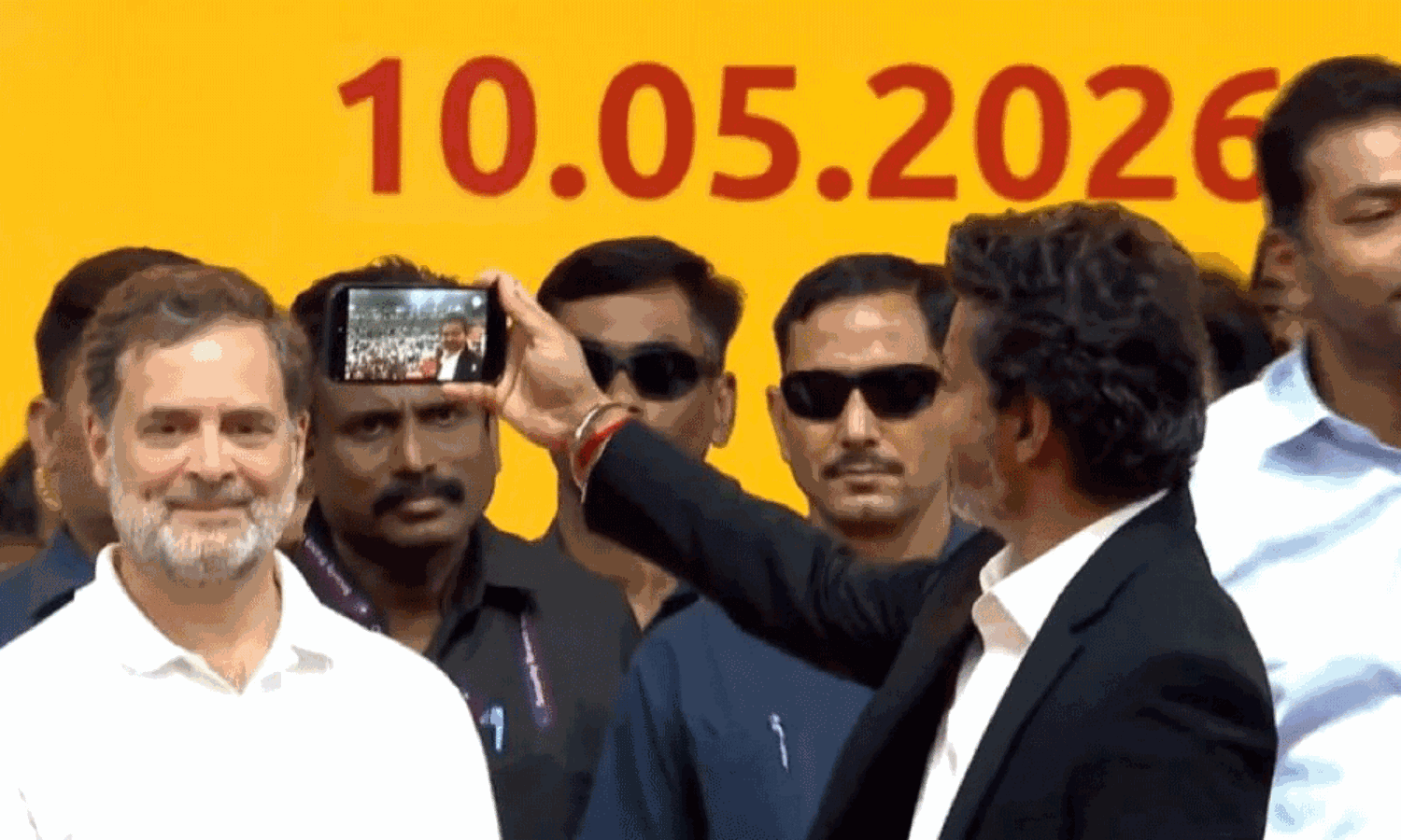 టీపాయ్ మోసిన సీఎం విజయ్.. “CM అంటే కామన్‌మ్యాన్” అంటూ ఫ్యాన్స్ ప్రశంసలు