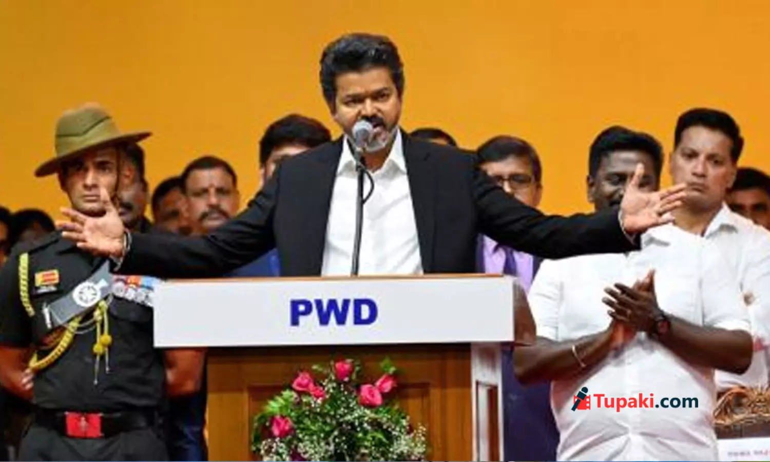 విజయ్ కి మిత్రులతోనే రాజకీయ సంకటం విజయ్ కి మిత్రులతోనే రాజకీయ సంకటం