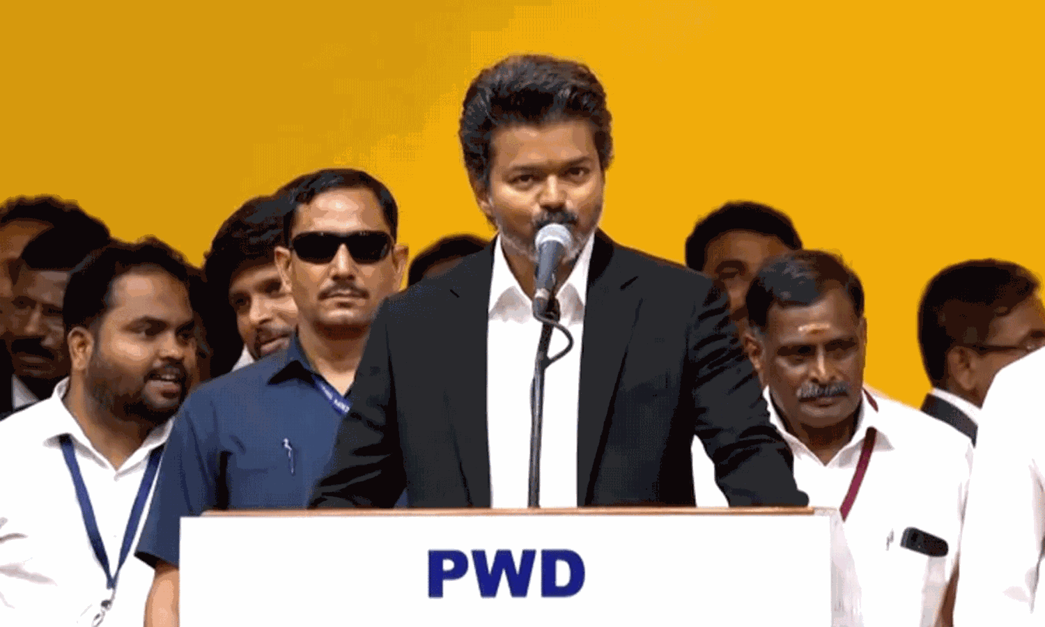 మోడీతో భేటీ....సోనియాతో లంచ్