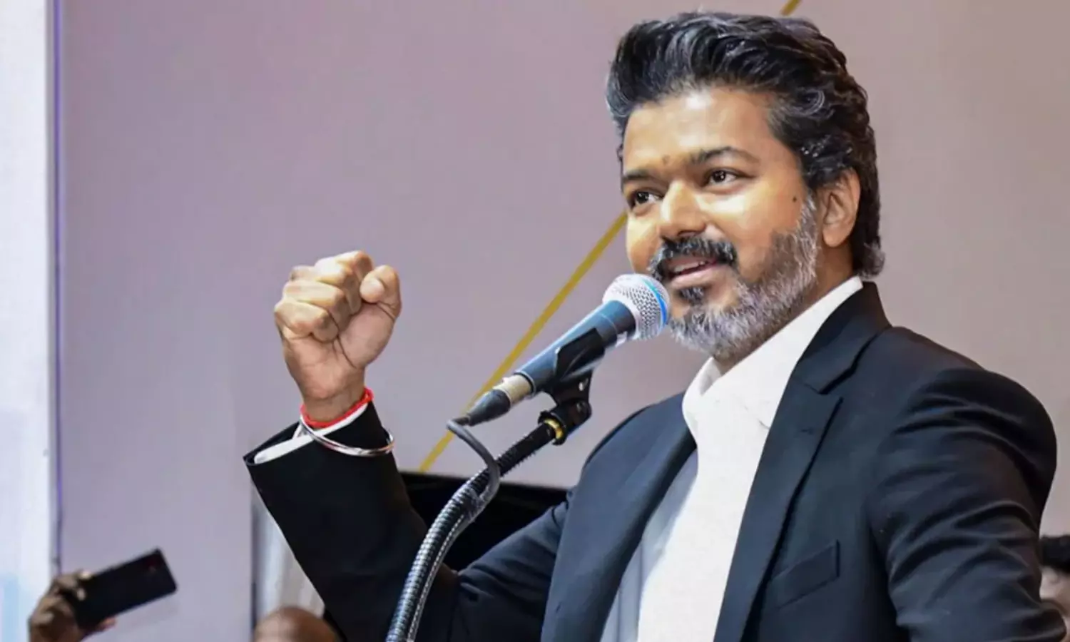 అన్నాడీఎంకే రెండు ముక్కలు! సీఎం విజయ్ కి మద్దతు ప్రకటించిన తిరుగుబాటు నేతలు అన్నాడీఎంకే రెండు ముక్కలు! సీఎం విజయ్ కి మద్దతు ప్రకటించిన తిరుగుబాటు నేతలు