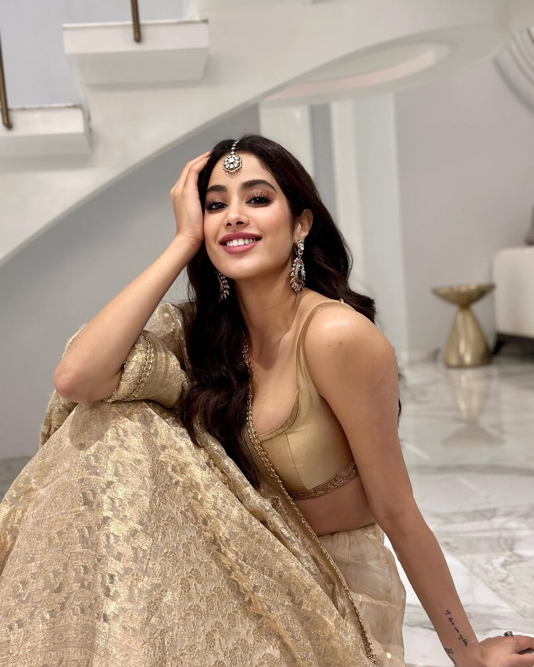 Janhvi Kapoor’s Golden Saree Look Wins Hearts