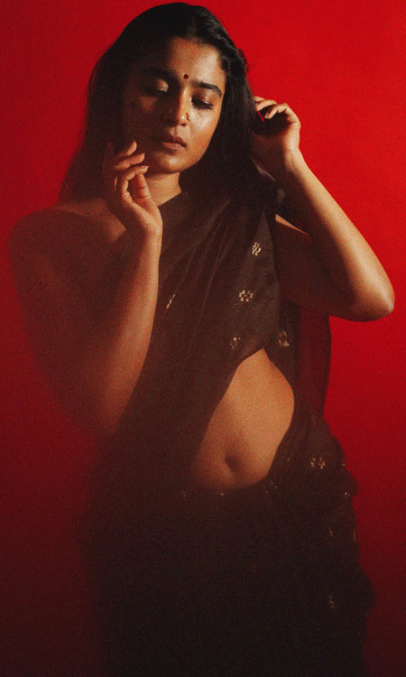 Chaithra J Achar Stuns in Elegant Shringara Avatar With Timeless Saree Look