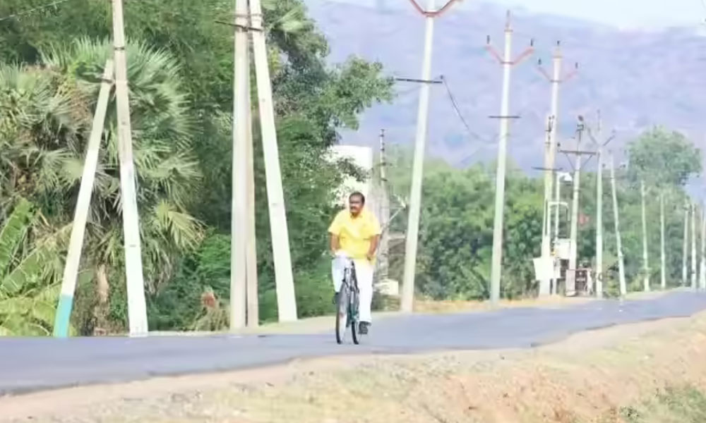 సైకిల్‌పై పది కిలోమీటర్ల ప్రయాణం.. మండుటెండలో మంత్రి నిమ్మల సాహసం!