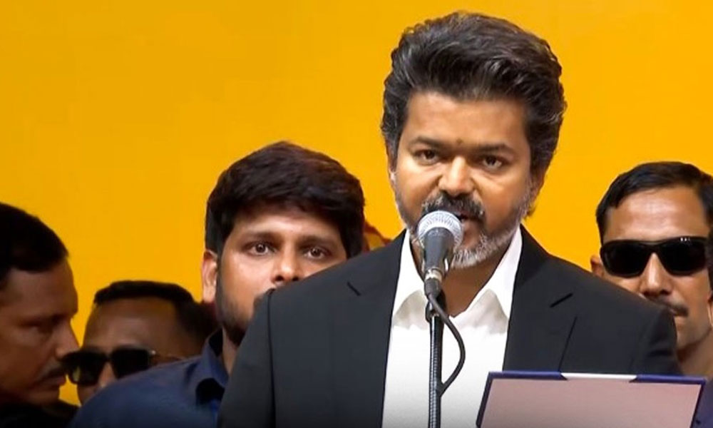 50 ఏళ్లు CMగా ఏల్తాడు.. అమెరికా-ర‌ష్యా స‌మ‌స్యా తీరుస్తాడు! ద‌ళ‌ప‌తి విజ‌య్‌పై జోశ్యం న‌వ్వుల‌పాలు!
