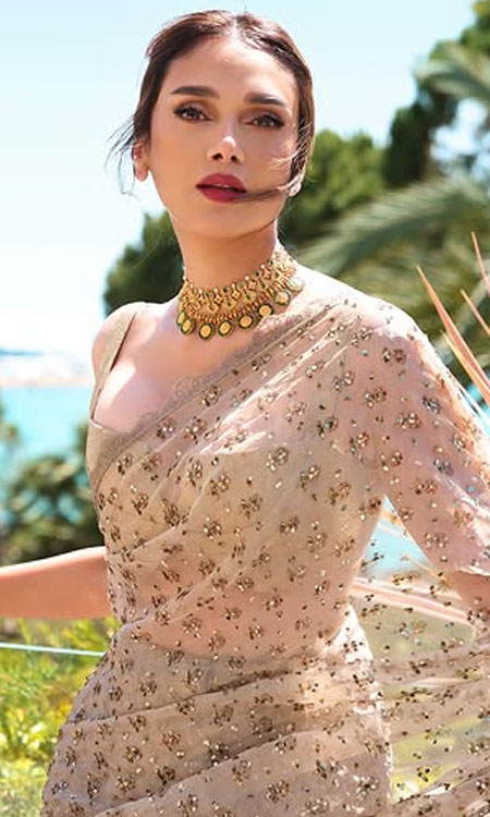 Aditi Rao Hydari Exudes Grace in Elegant Saree Photoshoot