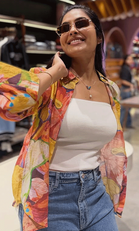 Divi Vadthya Stuns Fans With Her Golden Glam Look