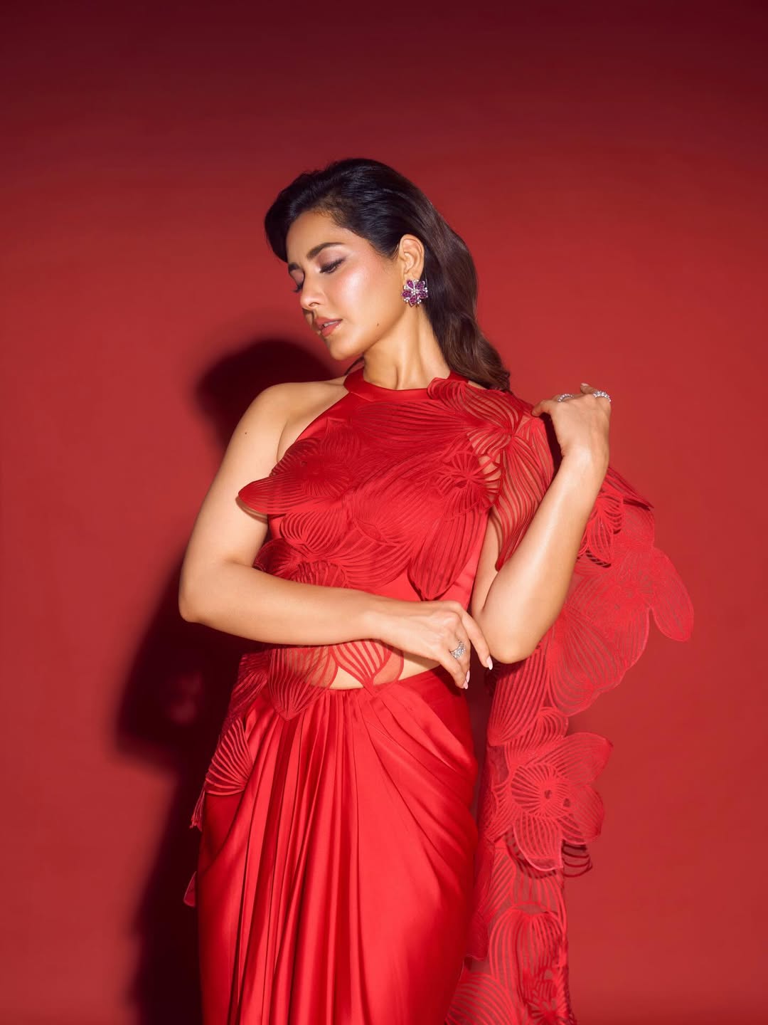 Raashii Khanna Stuns in Red Saree Look at Zee Telugu Apsara Awards