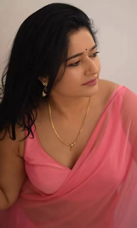 Poonam Bajwa Looks Mesmerizing in Soft Pink Saree
