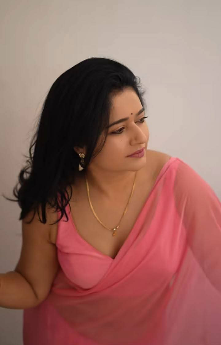 Poonam Bajwa Looks Mesmerizing in Soft Pink Saree