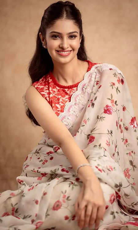 Manasa Varanasi Looks Like a Dream in Floral Elegance