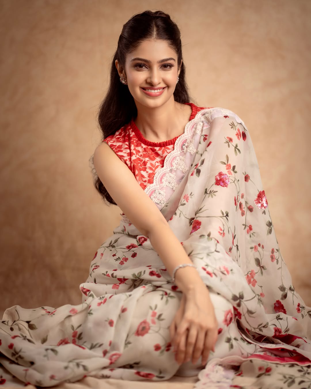 Manasa Varanasi Looks Like a Dream in Floral Elegance