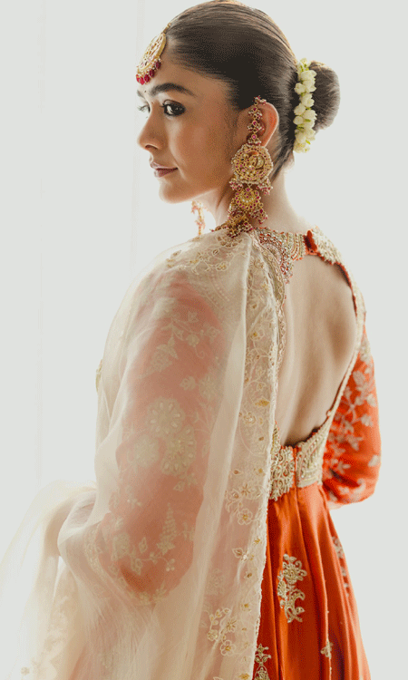 Mrunal Thakur Looks Regal In Stunning Desi Glam Traditional Outfit