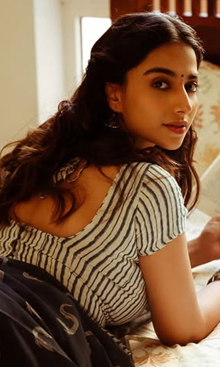 Meenakshi Chaudhary’s Vintage Charm Wins Hearts