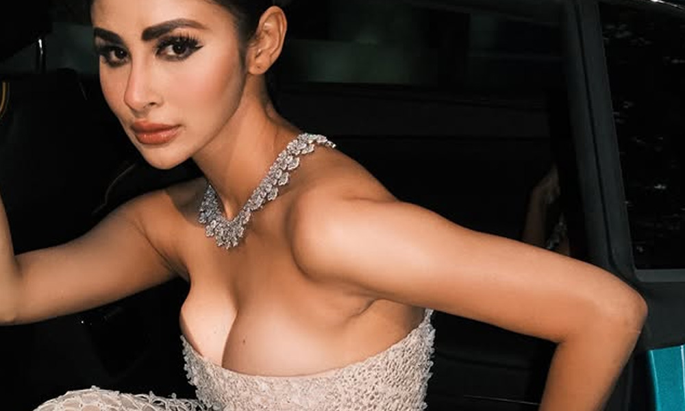షోల్డర్ లెస్ డ్రెస్ లో హీట్ పుట్టించిన మౌనీ.. ఈమె ధరించిన నెక్లెస్ కాస్ట్ ఎంతంటే? షోల్డర్ లెస్ డ్రెస్ లో హీట్ పుట్టించిన మౌనీ.. ఈమె ధరించిన నెక్లెస్ కాస్ట్ ఎంతంటే?