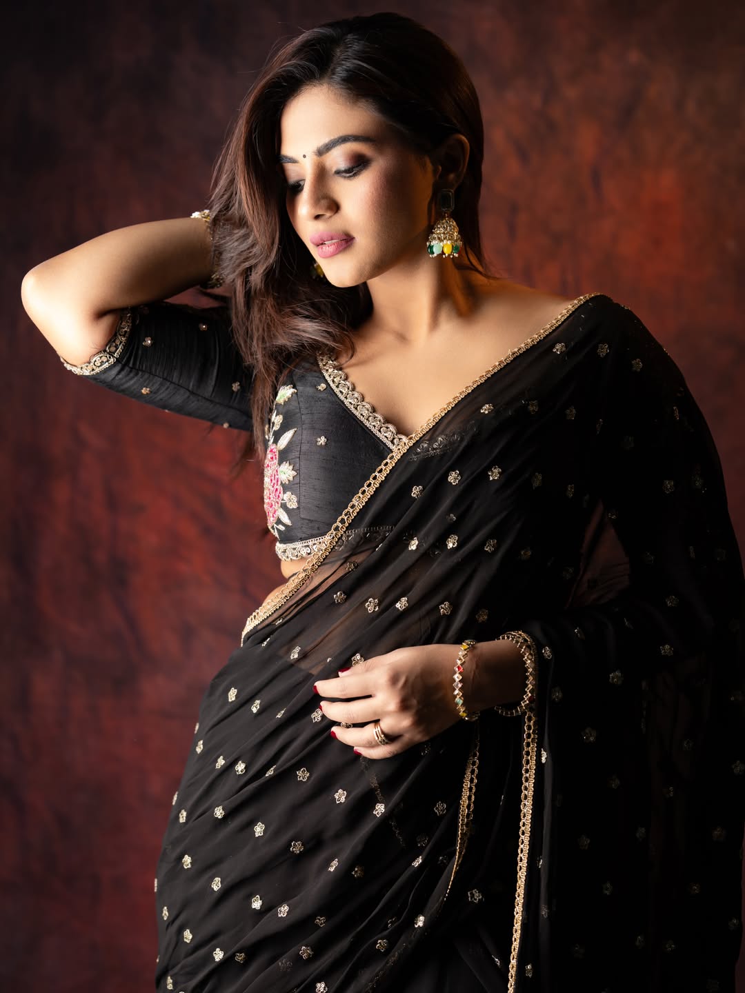 Nayan Sarika Exudes Regal Charm in Embroidered Black Nayan Sarika Exudes Regal Charm in Embroidered Black