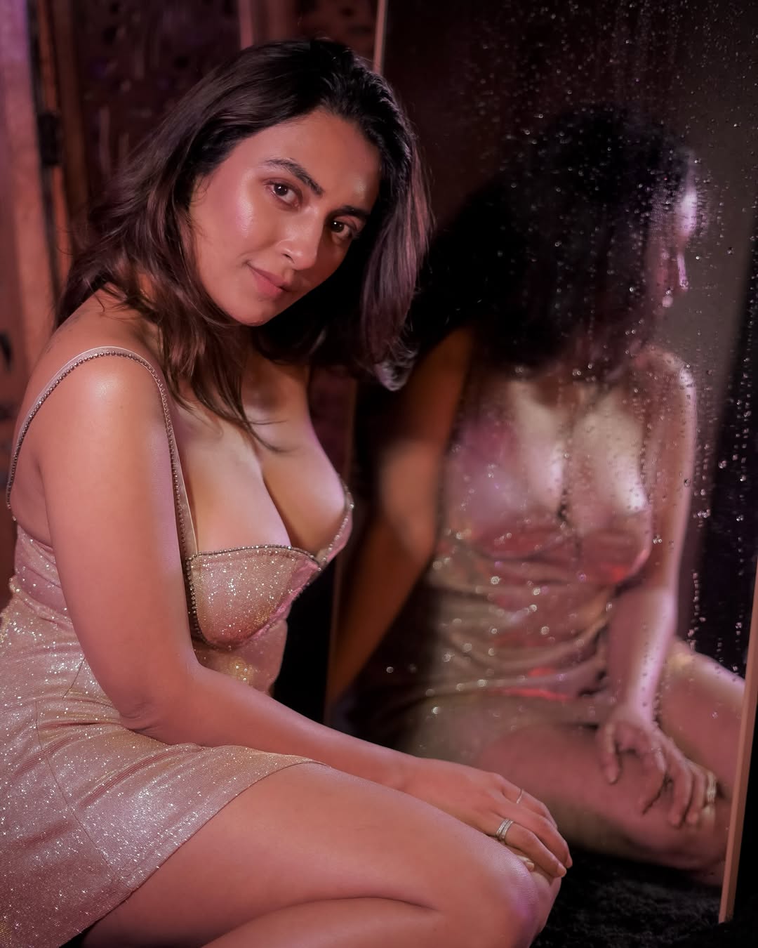 Jinal Joshi Dazzles in Sparkling Golden Glam Look
