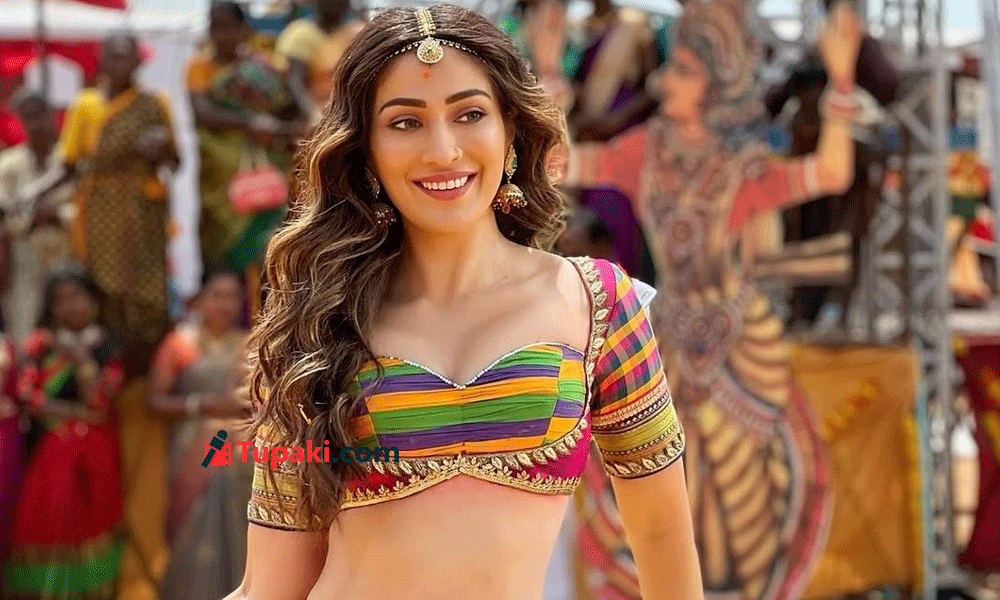 రాయ్ లక్ష్మీ ‘దేశీ మ్యాజిక్’.. మల్టీ కలర్ లెహంగాలో పరువాల విందు!