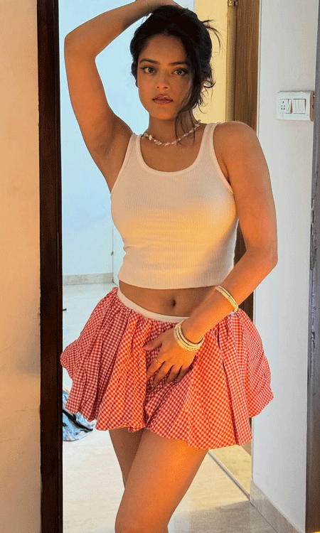 Riddhi Kumar Wins Hearts With Her Cute Casual Mirror Selfie