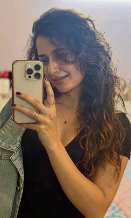 Ashika Ranganath Slays the Denim and Mirror Selfie Aesthetic