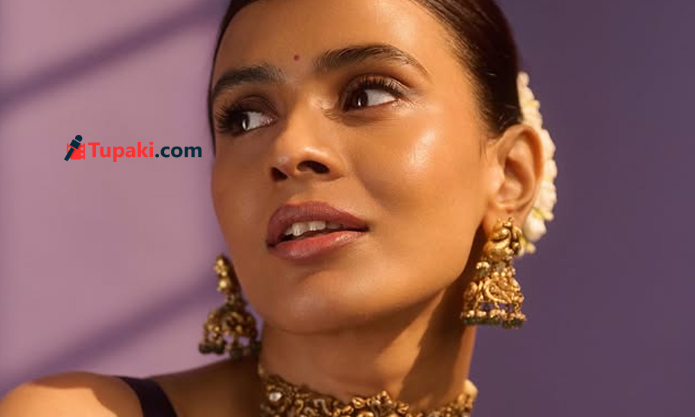 పర్పుల్ చీరలో హెబ్బా హొయలు.. మాయ చేస్తూ! పర్పుల్ చీరలో హెబ్బా హొయలు.. మాయ చేస్తూ!