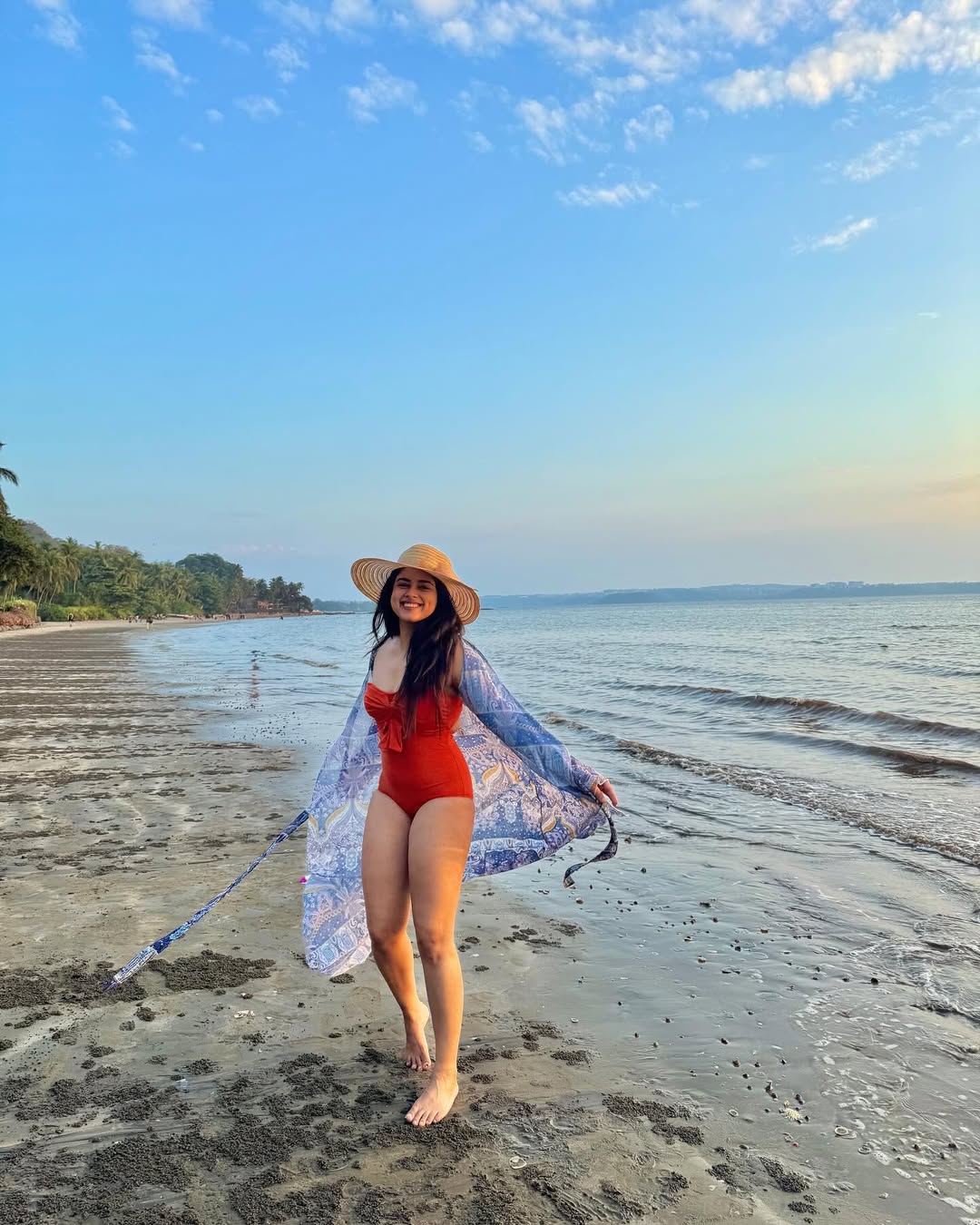 Siddhi Idnani Radiates Confidence In Vibrant Beach Look And Tropical Vibes