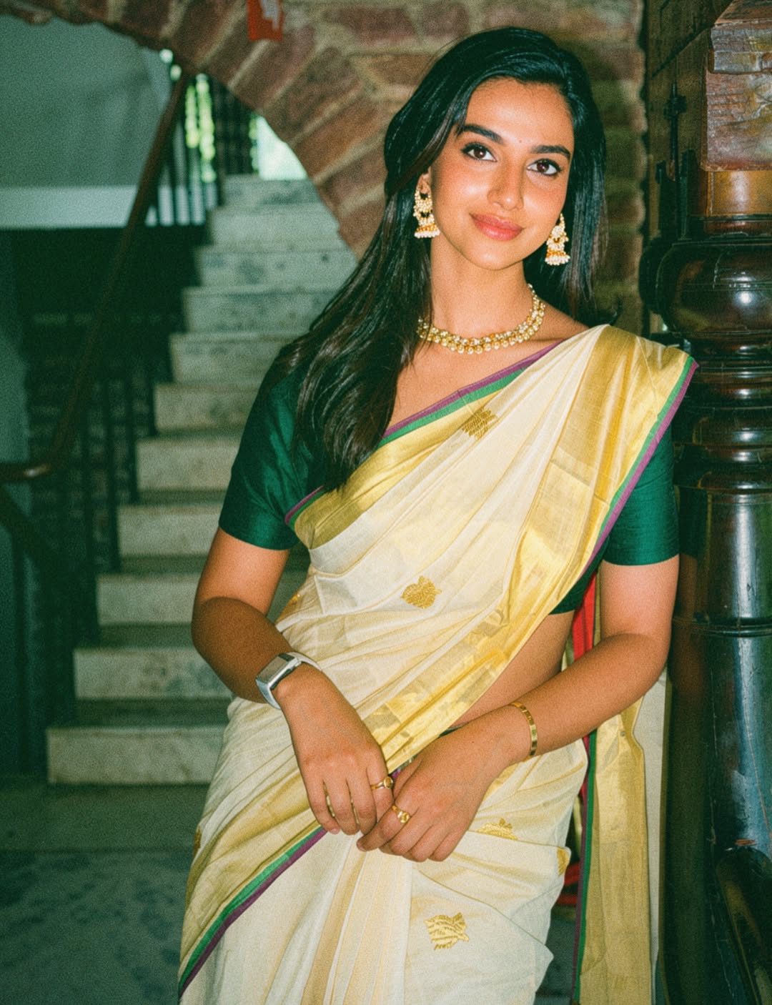 Meenakshi Chaudhary Radiates Timeless Elegance In Classic Saree Look