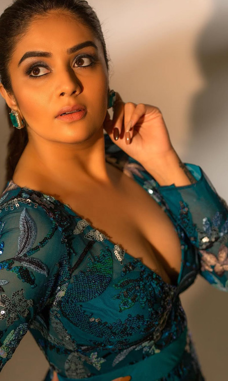 Sreemukhi Dazzles In Shimmering Teal Look With Captivating Close-Up Glam