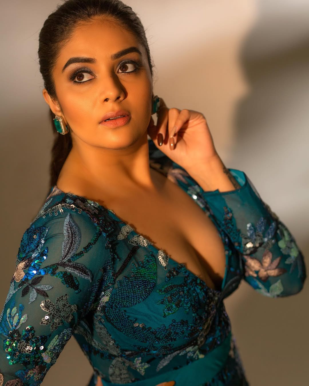 Sreemukhi Dazzles In Shimmering Teal Look With Captivating Close-Up Glam