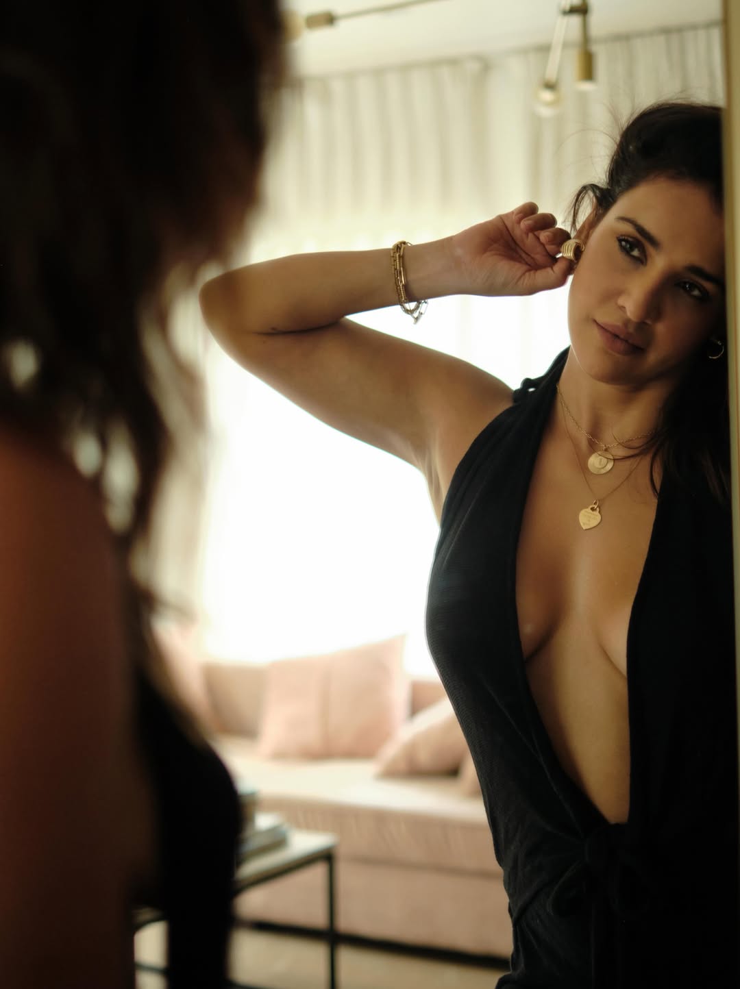 Aisha Sharma’s Mirror Selfie Captures Her Natural Confidence