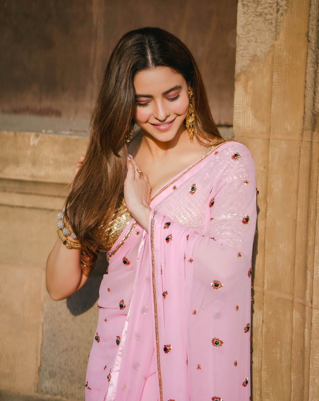 Aamna Sharif Looks Stunning in Elegant Pink Ensemble