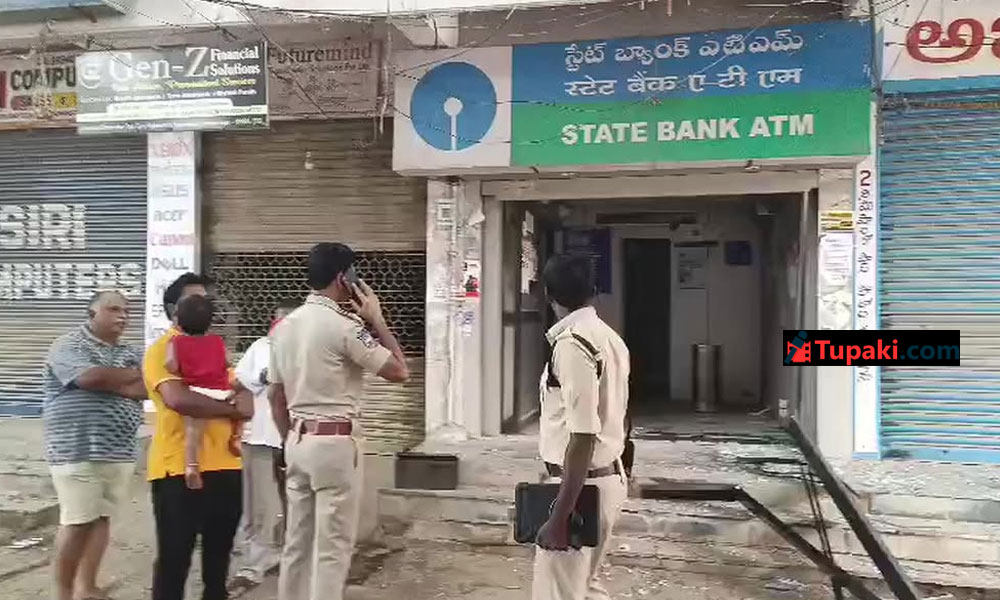 మహబూబ్ నగర్ సెంటర్ లో ఏటీఎంను వాహనంలో ఎత్తుకెళ్లారు