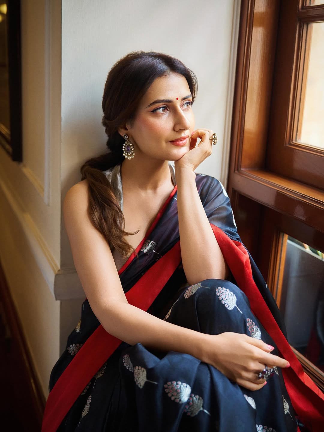 Fatima Sana Shaikh Stuns in Elegant Navy-Blue Saree Look
