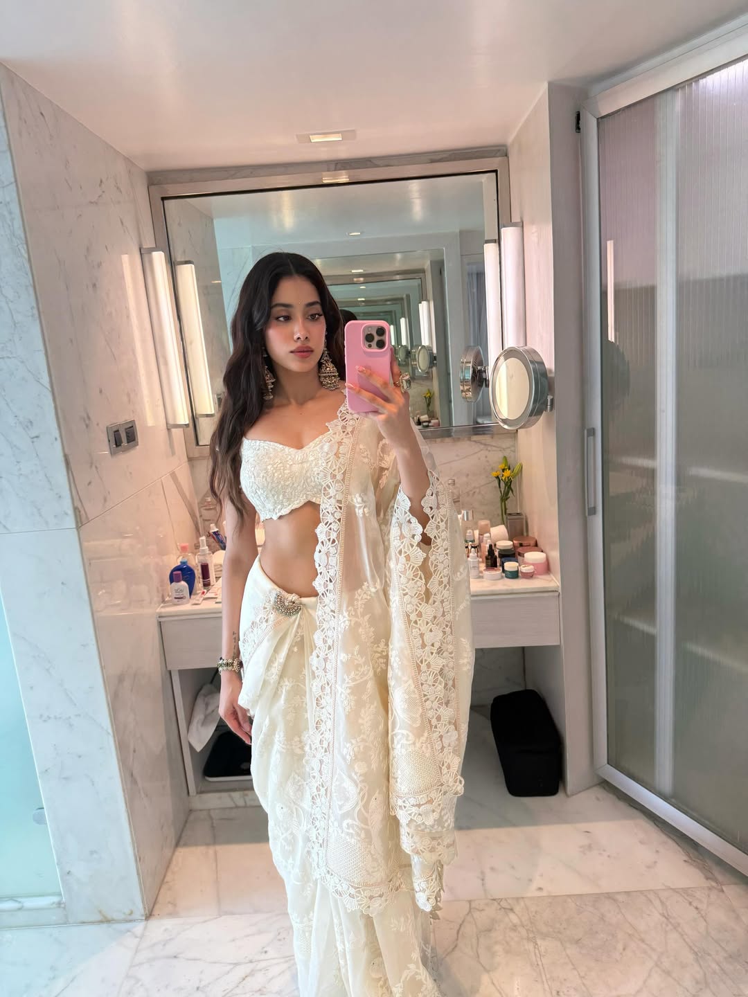 Janhvi Kapoor Stuns in Elegant White Lehenga Mirror Selfie Janhvi Kapoor Stuns in Elegant White Lehenga Mirror Selfie