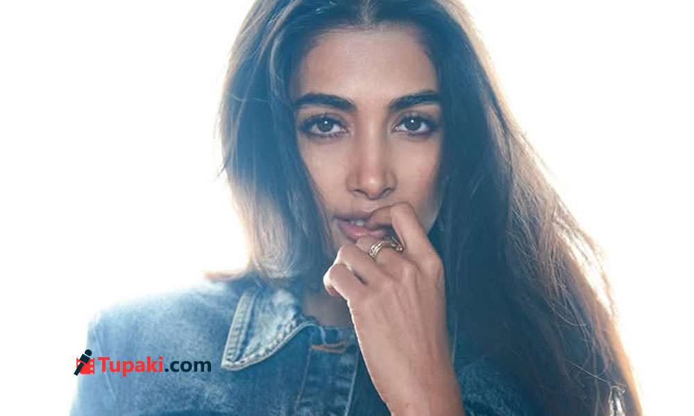 డెనిమ్ అవుట్ ఫిట్ లో బుట్టబొమ్మ అందాలు!