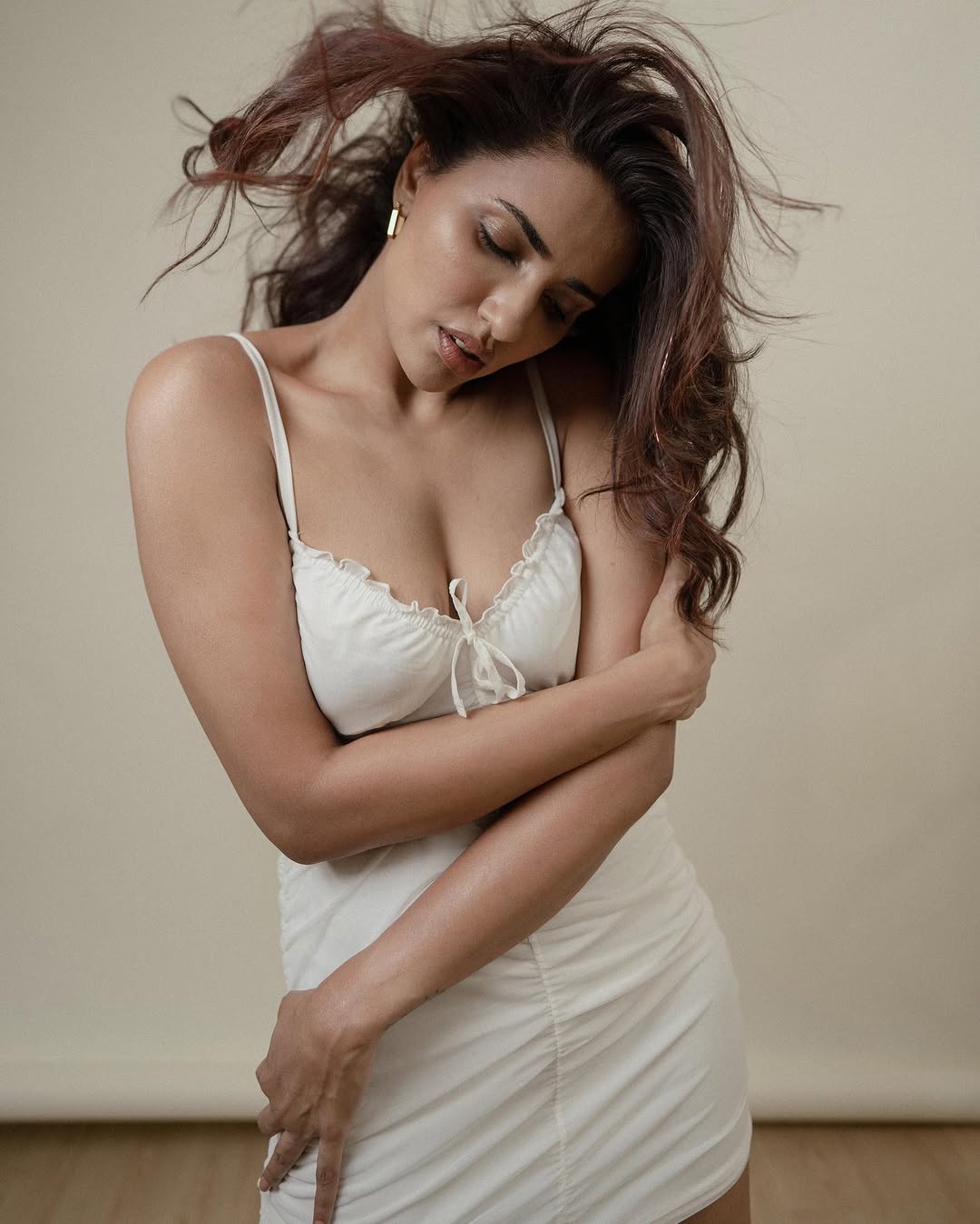 Akshara Gowda Radiates Grace and Beauty in Wind-Blown Portrait Akshara Gowda Radiates Grace and Beauty in Wind-Blown Portrait