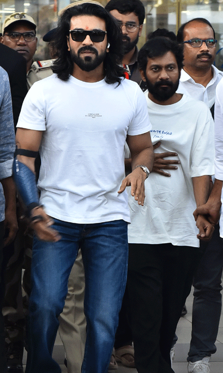 Peddi Fever Peaks as Ram Charan, Janhvi Kapoor Arrive in Vijayawada