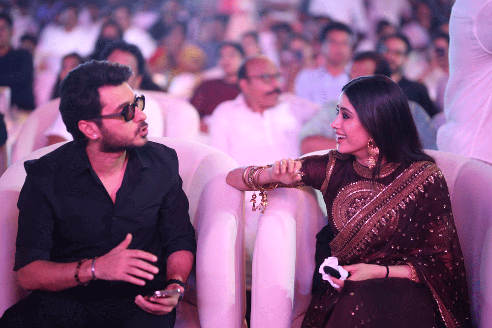 Ram Charan & Janhvi Kapoor Set Vijayawada on Fire at Peddi Pre-Release Event!