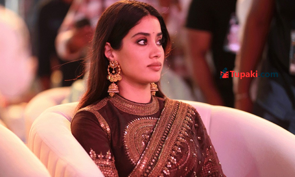 ఈవెంట్లో క‌ళ్ల‌న్నీ జాన్వీ క‌ట్టుకున్న‌ చీరపైనే.. నెట్టింట ఒక‌టే ఆరాలు!
