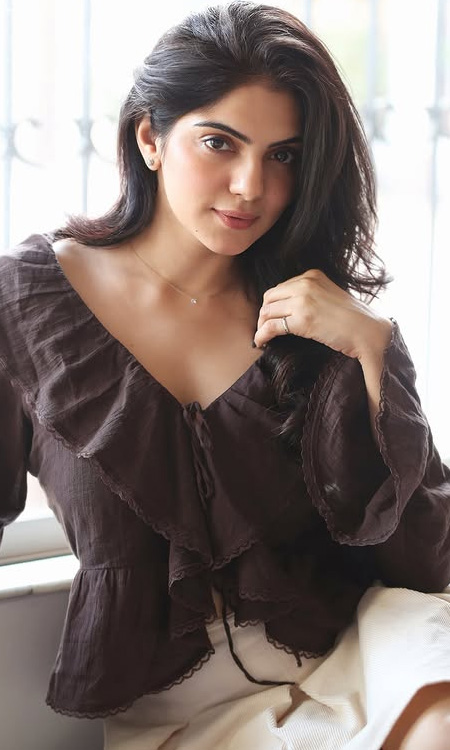 Misha Narangs Soft Glam Look Wins Hearts in Latest Portrait