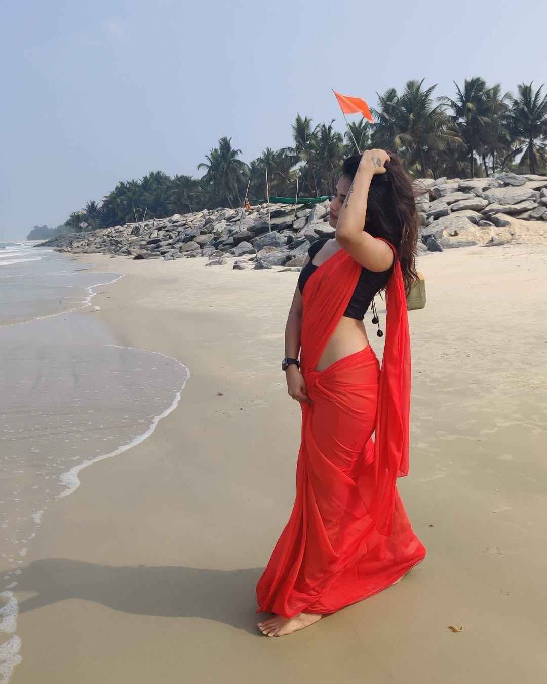 Deepthi Sunainas Glamorous Beach Portrait Goes Viral