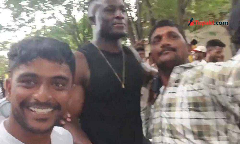 Mega Fans Mobbing Ram Charan’s Bodyguard