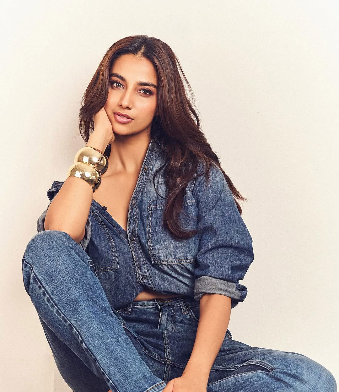 Meenakshi Chaudharys Stylish Denim Appearance
