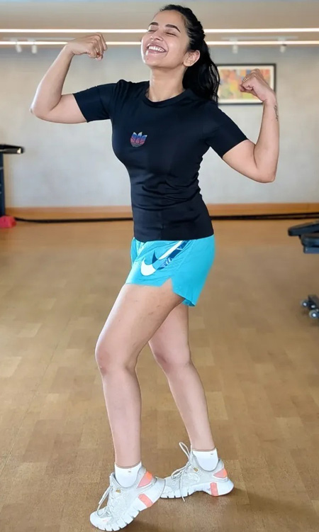 Komalee Prasad Turns Gym Time Into a Celebration with Playful Heart Pose