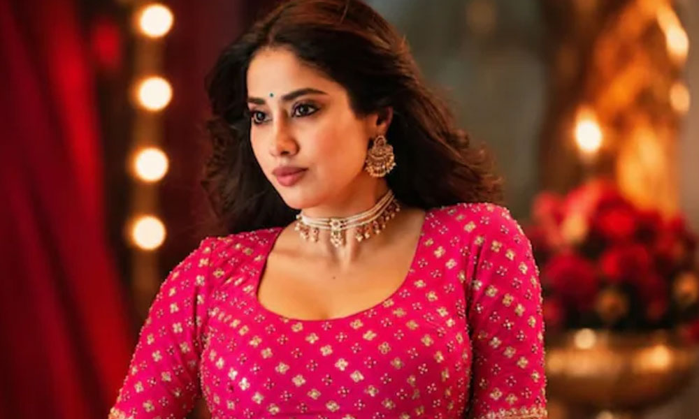 పెద్దితో హాట్ టాపిక్.. మరి నెక్స్ట్  ఏంటి జాన్వీ?