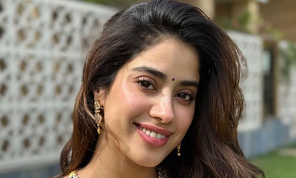 అందాల జాన్వీ.. తెలుగులో సరైన ఛాన్స్ పడితే..