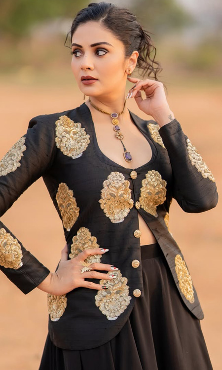 Sreemukhi Stuns in Graceful Outdoor Portrait with Timeless Charm