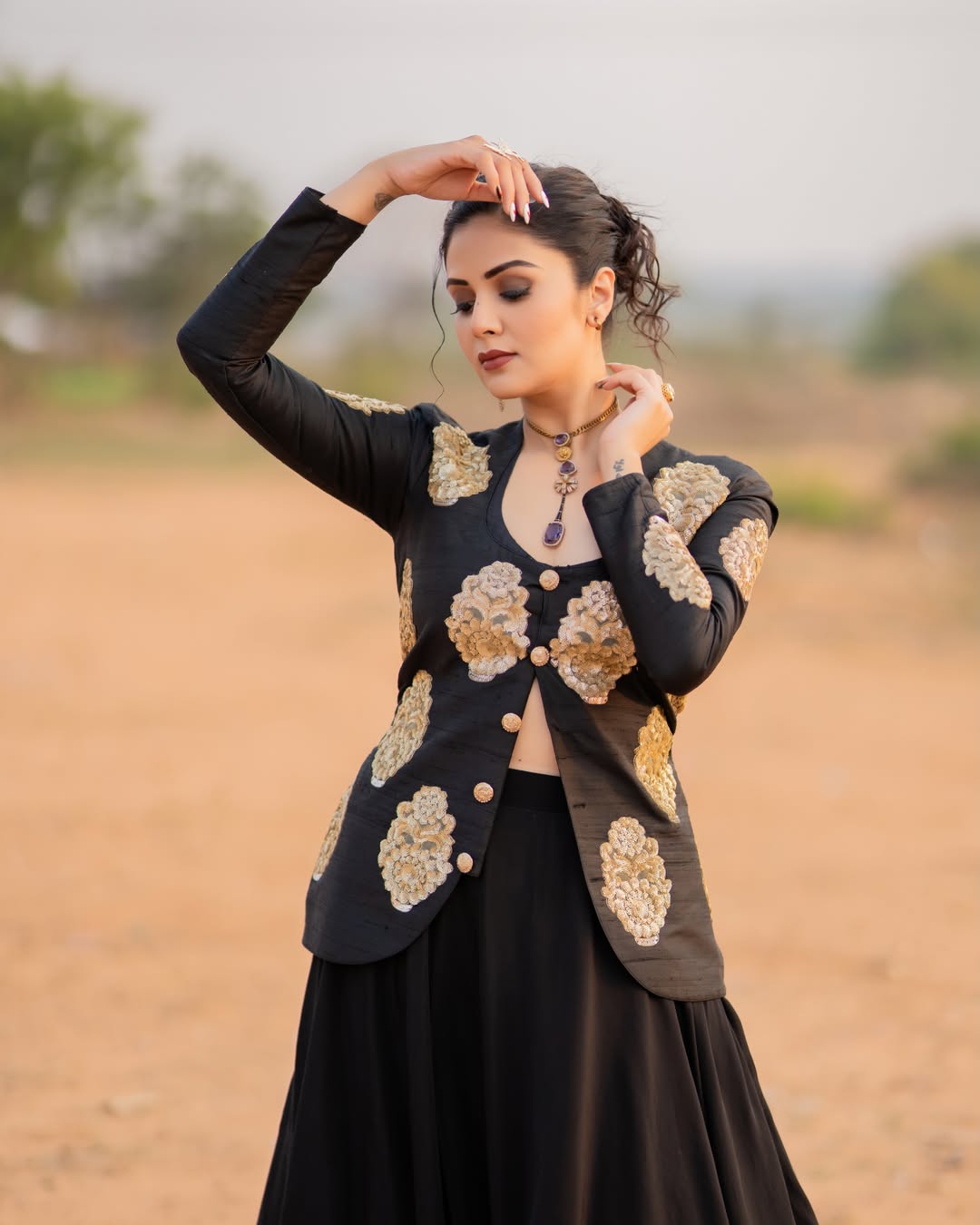 Sreemukhi Stuns in Graceful Outdoor Portrait with Timeless Charm